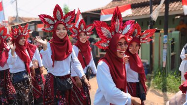Çeşitli eşsiz ve geleneksel kostümlü topluluk kültür geçidi Batang Endonezya, 25 Nisan 2024