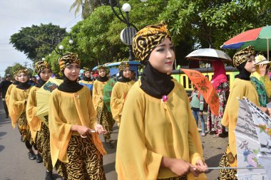 Çeşitli eşsiz ve geleneksel kostümlü topluluk kültür geçidi Batang Endonezya, 25 Nisan 2024