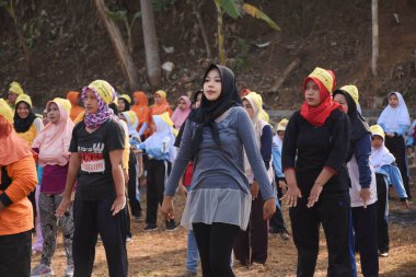 İnsanlar parkta birlikte mutlu bir şekilde egzersiz yapıyor, Pekalongan Endonezya 3 Ocak 2024