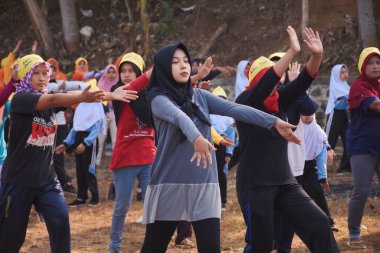 İnsanlar parkta birlikte mutlu bir şekilde egzersiz yapıyor, Pekalongan Endonezya 3 Ocak 2024