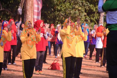 İnsanlar parkta birlikte mutlu bir şekilde egzersiz yapıyor, Pekalongan Endonezya 3 Ocak 2024