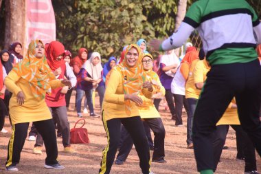 İnsanlar parkta birlikte mutlu bir şekilde egzersiz yapıyor, Pekalongan Endonezya 3 Ocak 2024