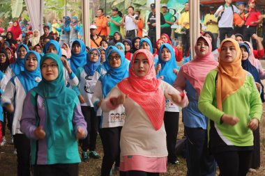 3 Ocak 2024 'te Bunga Endonezya' da, parkta birlikte jimnastik yapan tesettürlü güzel kadınlar