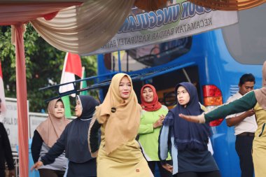 3 Ocak 2024 'te Bunga Endonezya' da, parkta birlikte jimnastik yapan tesettürlü güzel kadınlar