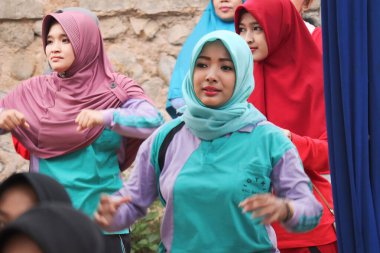 3 Ocak 2024 'te Bunga Endonezya' da, parkta birlikte jimnastik yapan tesettürlü güzel kadınlar