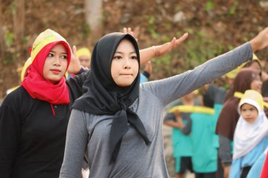 3 Ocak 2024 'te Bunga Endonezya' da, parkta birlikte jimnastik yapan tesettürlü güzel kadınlar