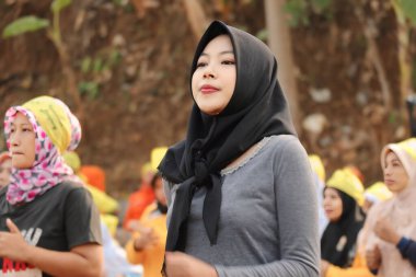 3 Ocak 2024 'te Bunga Endonezya' da, parkta birlikte jimnastik yapan tesettürlü güzel kadınlar
