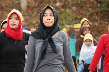 3 Ocak 2024 'te Bunga Endonezya' da, parkta birlikte jimnastik yapan tesettürlü güzel kadınlar