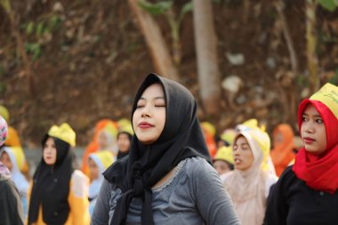 3 Ocak 2024 'te Bunga Endonezya' da, parkta birlikte jimnastik yapan tesettürlü güzel kadınlar