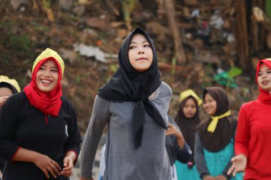 3 Ocak 2024 'te Bunga Endonezya' da, parkta birlikte jimnastik yapan tesettürlü güzel kadınlar