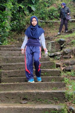 3 Ocak 2024 'te Bunga Endonezya' da, parkta birlikte jimnastik yapan tesettürlü güzel kadınlar