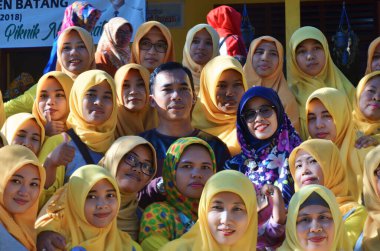 3 Ocak 2024 'te Bunga Endonezya' da, parkta birlikte jimnastik yapan tesettürlü güzel kadınlar