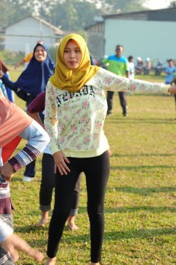 3 Ocak 2024 'te Bunga Endonezya' da, parkta birlikte jimnastik yapan tesettürlü güzel kadınlar