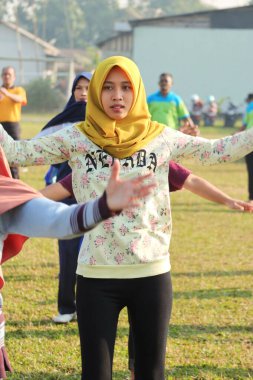 3 Ocak 2024 'te Bunga Endonezya' da, parkta birlikte jimnastik yapan tesettürlü güzel kadınlar