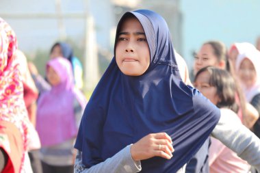 3 Ocak 2024 'te Bunga Endonezya' da, parkta birlikte jimnastik yapan tesettürlü güzel kadınlar