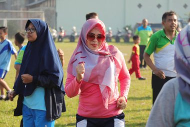 3 Ocak 2024 'te Bunga Endonezya' da, parkta birlikte jimnastik yapan tesettürlü güzel kadınlar