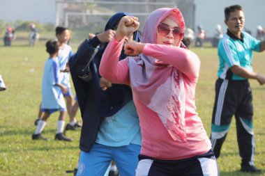 3 Ocak 2024 'te Bunga Endonezya' da, parkta birlikte jimnastik yapan tesettürlü güzel kadınlar