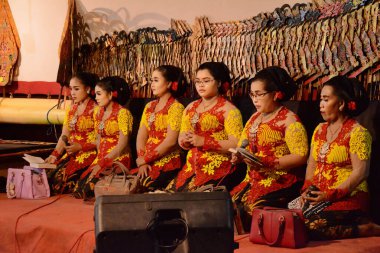 Geleneksel bir Cava gamelan orkestrası olan Batang Endonezya Eylül 2019 'da eşlik eden Sinden veya kadınlar