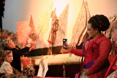 Geleneksel bir Cava gamelan orkestrası olan Batang Endonezya Eylül 2019 'da eşlik eden Sinden veya kadınlar