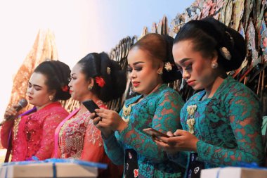 Geleneksel bir Cava gamelan orkestrası olan Batang Endonezya Eylül 2019 'da eşlik eden Sinden veya kadınlar