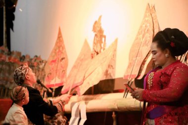 Geleneksel bir Cava gamelan orkestrası olan Batang Endonezya Eylül 2019 'da eşlik eden Sinden veya kadınlar