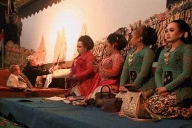 Geleneksel bir Cava gamelan orkestrası olan Batang Endonezya Eylül 2019 'da eşlik eden Sinden veya kadınlar