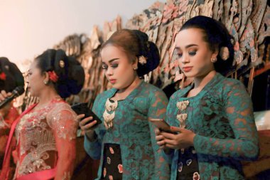 Geleneksel bir Cava gamelan orkestrası olan Batang Endonezya Eylül 2019 'da eşlik eden Sinden veya kadınlar