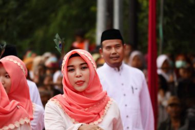 Pekalongan Pekalongan 1 Nisan 2019 'da bir geçit töreninde birlikte dans eden güzel kadınlar.