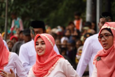 Pekalongan Pekalongan 1 Nisan 2019 'da bir geçit töreninde birlikte dans eden güzel kadınlar.