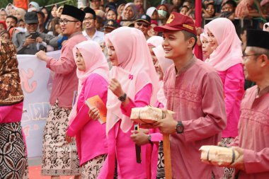 Pekalongan Pekalongan 1 Nisan 2019 'da bir geçit töreninde birlikte dans eden güzel kadınlar.