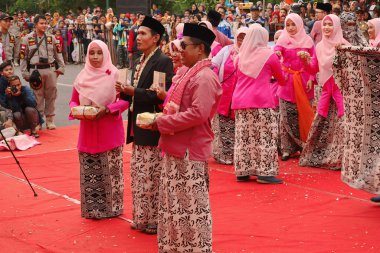 Pekalongan Pekalongan 1 Nisan 2019 'da bir geçit töreninde birlikte dans eden güzel kadınlar.