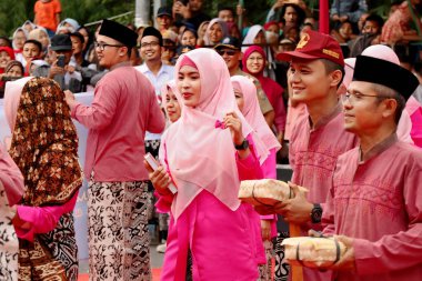 Pekalongan Pekalongan 1 Nisan 2019 'da bir geçit töreninde birlikte dans eden güzel kadınlar.
