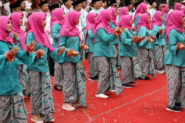 Pekalongan Pekalongan 1 Nisan 2019 'da bir geçit töreninde birlikte dans eden güzel kadınlar.