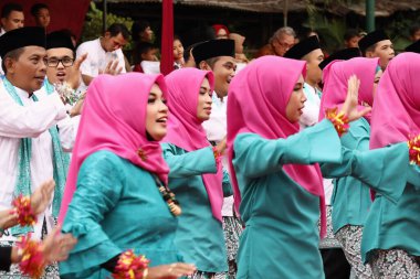 Pekalongan Pekalongan 1 Nisan 2019 'da bir geçit töreninde birlikte dans eden güzel kadınlar.