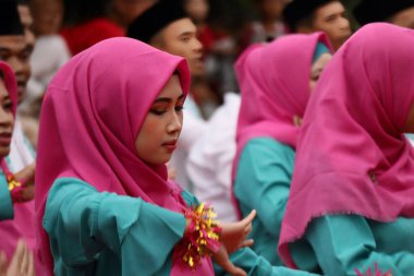 Pekalongan Pekalongan 1 Nisan 2019 'da bir geçit töreninde birlikte dans eden güzel kadınlar.