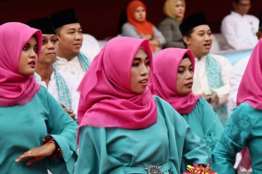 Pekalongan Pekalongan 1 Nisan 2019 'da bir geçit töreninde birlikte dans eden güzel kadınlar.