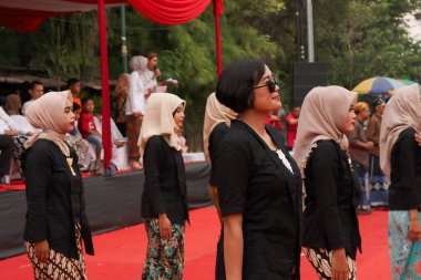 Pekalongan Pekalongan 1 Nisan 2019 'da bir geçit töreninde birlikte dans eden güzel kadınlar.