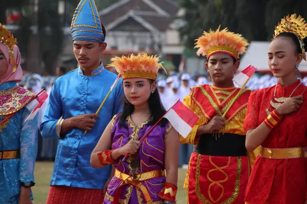 Gençlerin geleneksel Endonezya kültürel kostümleri Batang Central Java 17 Ağustos 2019