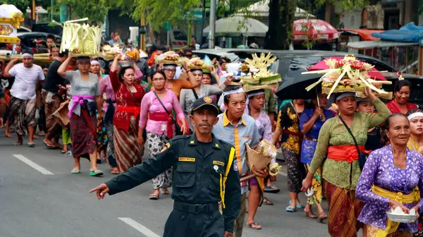 stock image Cremation ceremony or Ngaben in Bali. People carry a wooden container (a temple-like structure with a coffin on top) to the grave.