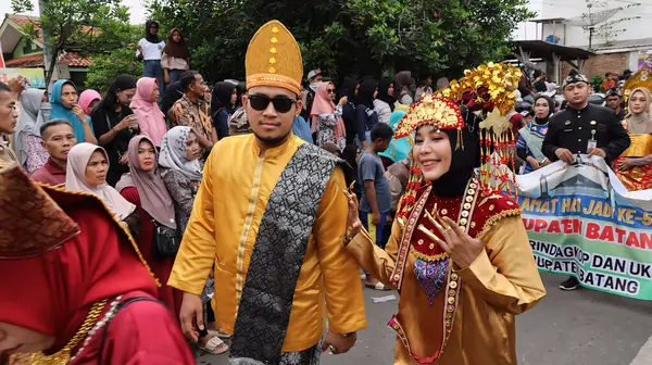Çeşitli eşsiz ve geleneksel kostümlü topluluk kültür geçidi Batang Endonezya, 25 Nisan 2024