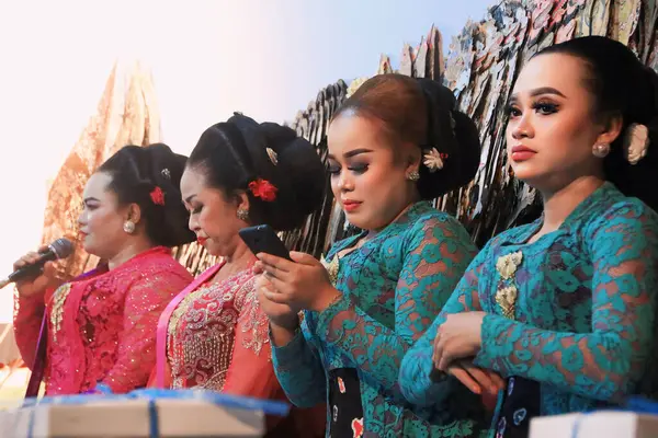 stock image Sinden or women who sing accompanying a traditional Javanese gamelan orchestra, Batang Indonesia September 2019