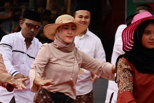 stock image Beautiful women dancing together on the street in a parade, Pekalongan Pekalongan April 1 2019