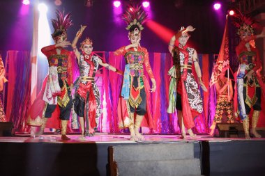 Gösteri sırasında dansçılar, eşsiz ve havalı etnik danslar yaparken, Pekalongan Endonezya, 6 Ekim 2019