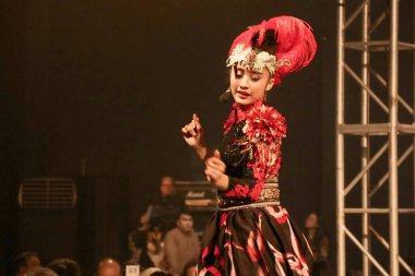 Gösteri sırasında dansçılar, eşsiz ve havalı etnik danslar yaparken, Pekalongan Endonezya, 6 Ekim 2019