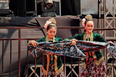 Gösteri sırasında dansçılar, eşsiz ve havalı etnik danslar yaparken, Pekalongan Endonezya, 6 Ekim 2019