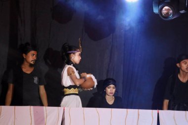 Gösteri sırasında dansçılar, eşsiz ve havalı etnik danslar yaparken, Pekalongan Endonezya, 6 Ekim 2019
