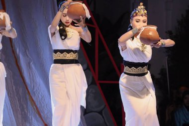 Gösteri sırasında dansçılar, eşsiz ve havalı etnik danslar yaparken, Pekalongan Endonezya, 6 Ekim 2019