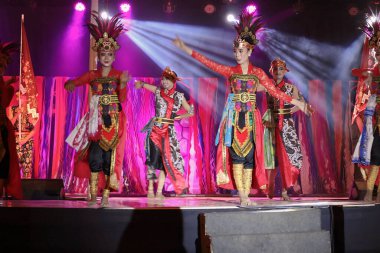 Gösteri sırasında dansçılar, eşsiz ve havalı etnik danslar yaparken, Pekalongan Endonezya, 6 Ekim 2019