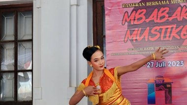 Gösteri sırasında dansçılar, eşsiz ve havalı etnik danslar yaparken, Pekalongan Endonezya, 6 Ekim 2019
