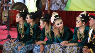 Gösteri sırasında dansçılar, eşsiz ve havalı etnik danslar yaparken, Pekalongan Endonezya, 6 Ekim 2019